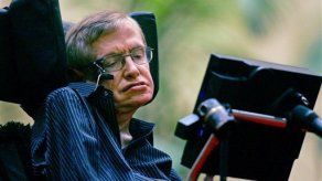 Stephen Hawking cumple 70 años desafiando enfermedad progresiva
