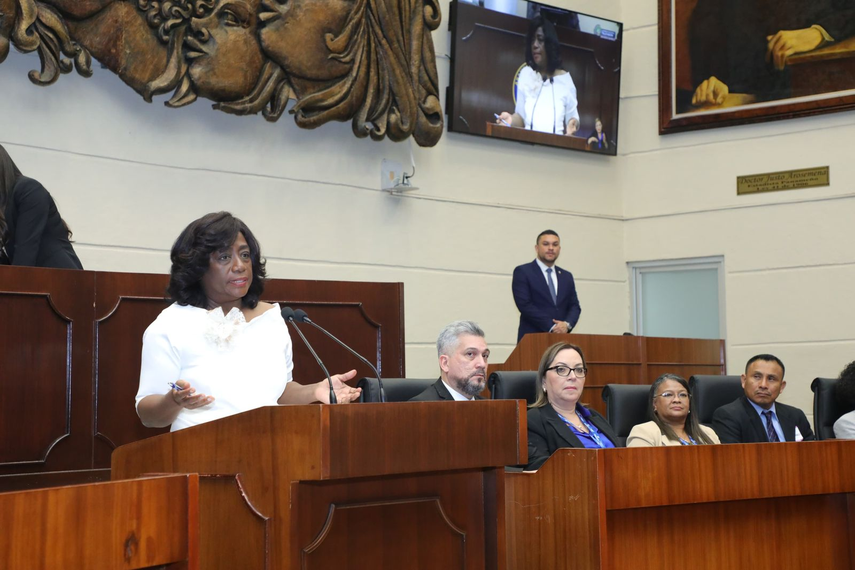 Ministra de Educación en la Asamblea Nacional.
