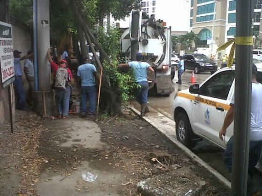 Aguas negras inundan vía principal en Punta Pacífica