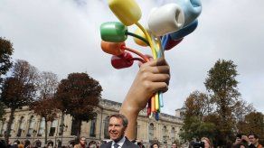 Inauguran en París el controvertido Ramo de tulipanes de Koons