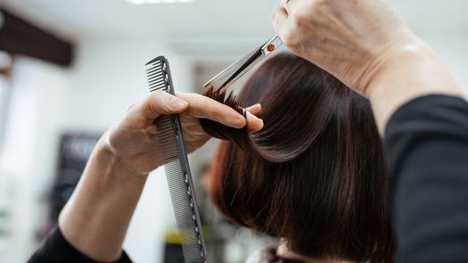 La afectada señala que le cortaron el cabello de más.