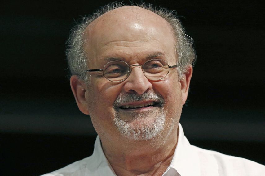 Atacan a Salman Rushdie durante conferencia en NY