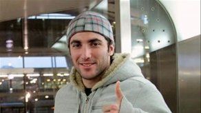 Higuaín llega a Italia para firmar por el Napoli