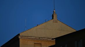 La chimenea que anuncia el nuevo papa ya instalada.