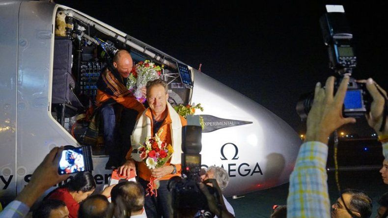 Avión solar Impulse 2 logra su primer récord en distancia recorrida