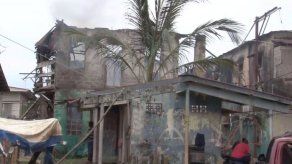 Miviot evalúa reubicación de 12 familias damnificadas tras incendio en Colón