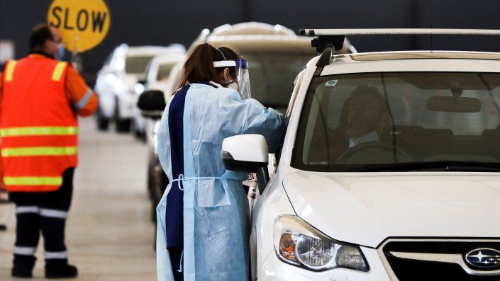 El confinamiento en Melbourne, la segunda ciudad de Australia, comenzará poco antes de la medianoche del jueves, hora local, y durará al menos cinco días. El confinamiento en Melbourne, la segunda ciudad de Australia, comenzará poco antes de la medianoche del jueves, hora local, y durará al menos cinco días.