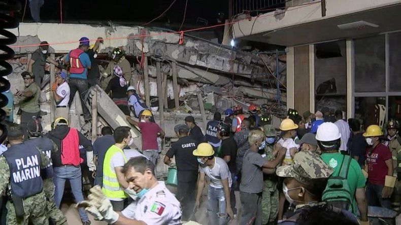 Ascienden a 32 los niños muertos en derrumbe de colegio por sismo en México