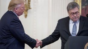 Trump mete de nuevo a secretario Barr en refriega política
