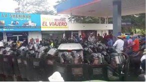 Productores y antimotines se enfrentan en Divisa Productores y antimotines se enfrentan en Divisa