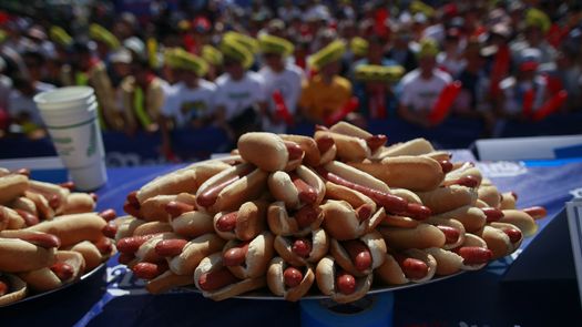 A veces de dos en dos, las salchichas desparecían en un santiamén en la boca de los concursantes.