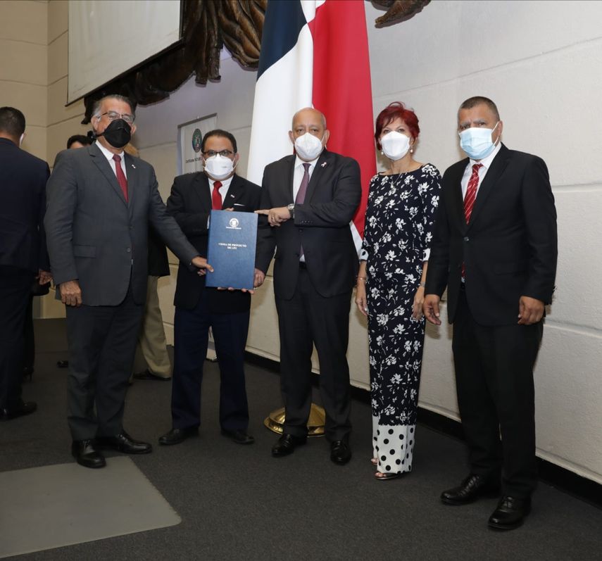 Raúl Saucedo durante su ratificación como director de la APA en el Pleno de la Asamblea Nacional.