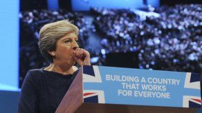 Theresa May insiste en que tiene pleno control del gobierno