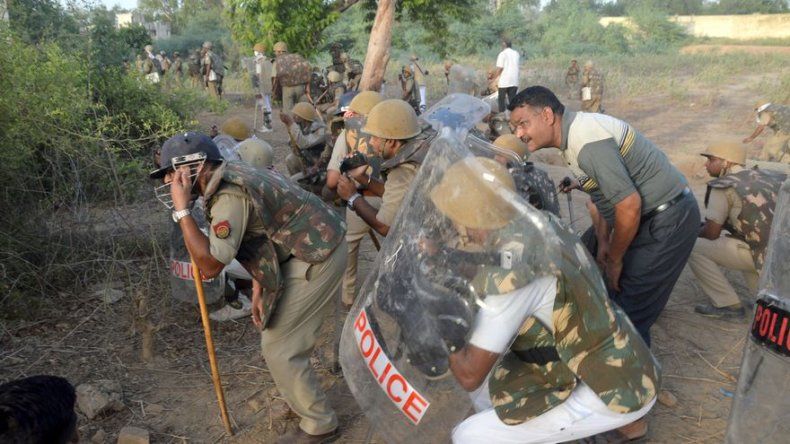 15 muertos en India durante desalojo de miembros de una secta