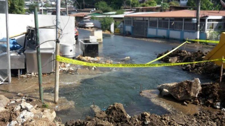 Residentes de Monte Oscuro sin agua por rotura de tubería
