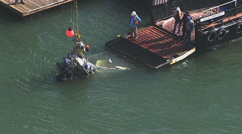 Recuperan avioneta caída en bahía de San Francisco