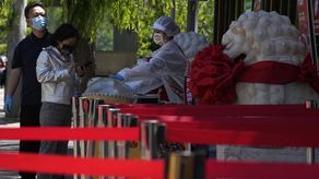 Las autoridades de Shanghái ya realizaron afirmaciones similares en el pasado, pero volvieron a imponer las restricciones incluso ante el descenso de los casos en la ciudad de 25 millones de habitantes.