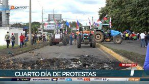 Agricultores que se oponen al contrato minero cierran con tractores la vía Interamericana