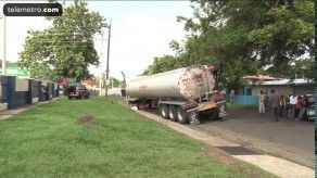 Camión cisterna con combustible cae en una cuneta Camión cisterna con combustible cae en una cuneta