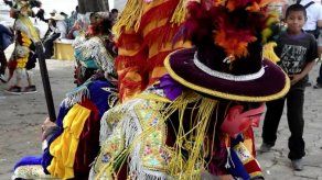 Danzantes voladores mezclan la tradición maya y colonial en Guatemala