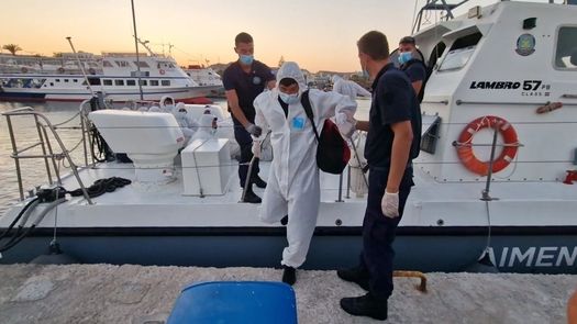 De momento no queda claro por qué se hundió el bote.
