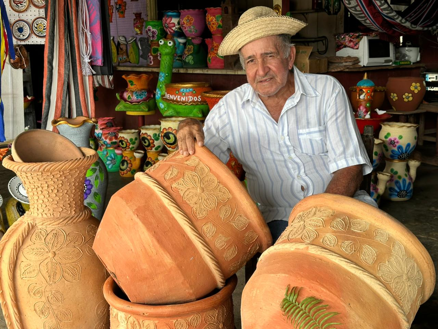 El artesano de 78 años que vive del barro y la cultura