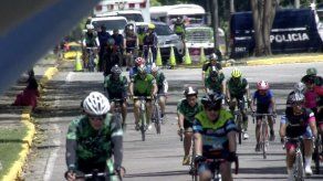 Miles de ciclistas cruzan el istmo de Panamá entre campeones y celebridades