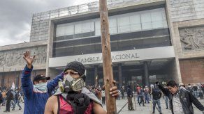 Indígenas toman el Parlamento Ecuador al grito de ¡fuera Moreno!