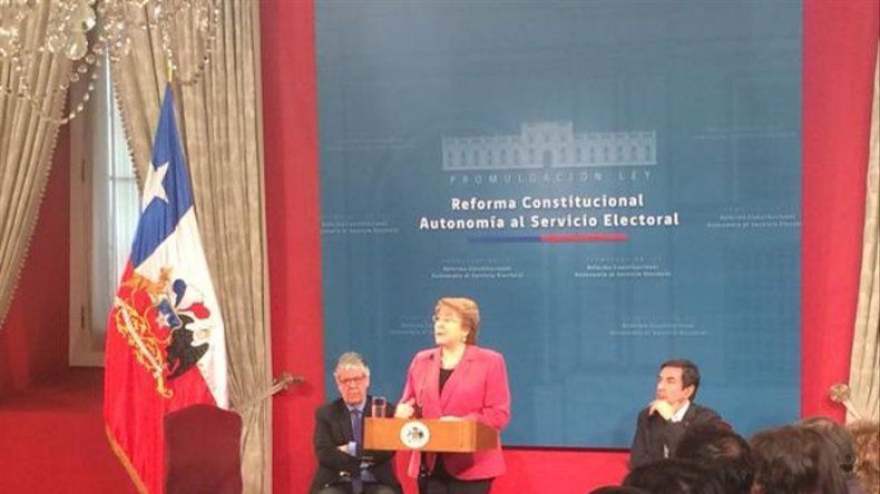 Bachelet promulga ley que otorga autonomía al Servicio Electoral chileno