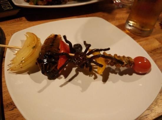 Tapas de escorpiones y tarántulas en un restaurante de Camboya