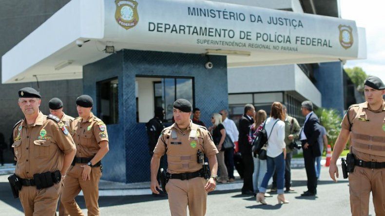 Lula abandona la comisaría tras concluir su declaración