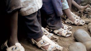 Diseñan zapatos que crecen hasta 5 tallas para ayudar a niños pobres