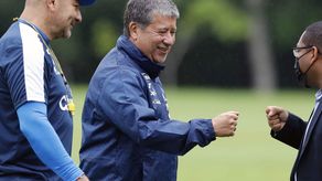 SP01. SAN PEDRO SULA (HONDURAS) 09/11/2021.- Hernán el Bolillo Gómez director técnico de la Selección Nacional de Honduras es visto durante un entrenamiento, hoy en la ciudad de San Pedro Sula al norte de Honduras. El combinado catracho se prepara para enfrentar a la selección de Panamá este viernes 12 por las eliminatorias de la CONCACAF rumbo al mundial de Qatar 2022. EFE/José Valle