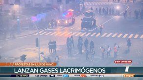 Policía dispersa con gases lacrimógenos a manifestantes en la Plaza 5 de Mayo