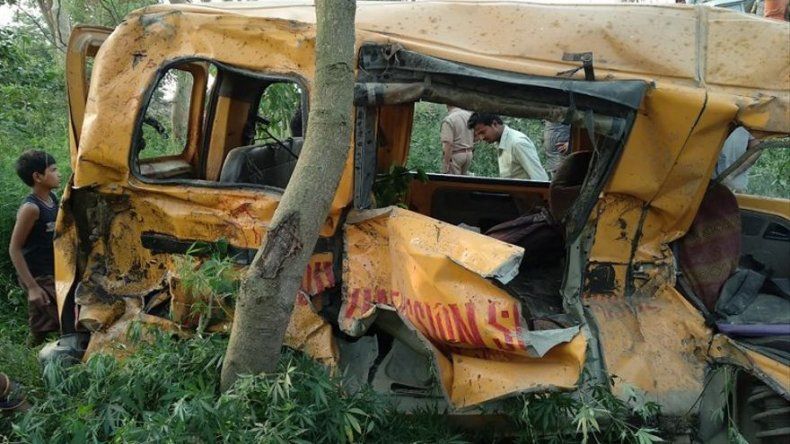 13 niños muertos en accidente de transporte escolar en India