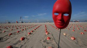 Cientos de máscaras rojas amanecen en Copacabana para pedir renuncia de Temer