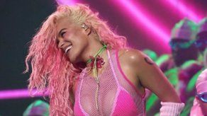 Karol G recibe fuertes críticas al bailar sensual con sus bailarines