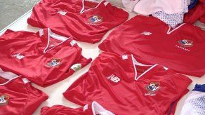 Aduanas decomisa 203 camisetas falsificadas de la selección de fútbol en Guabalá