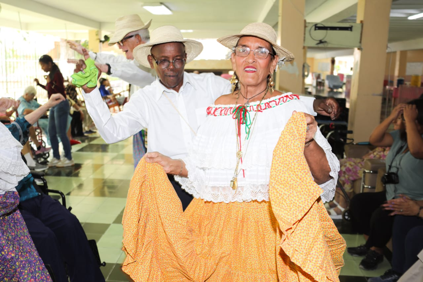 Adulos mayores del Hogar Bolívar disfrutan de jornada