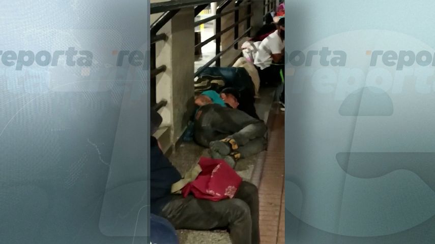 Muchos de los migrantes varados en Panamá duermen en la Terminal de Albrook.