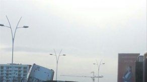 Camión cargado de arena se voltea en el puente de 5 de Mayo