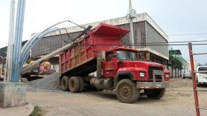 Poste de luz cae sobre camión en Ave. Nacional