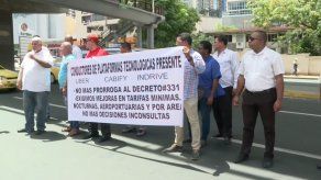 Taxistas exigen suspensión del cobro en efectivo en las plataformas tecnológicas