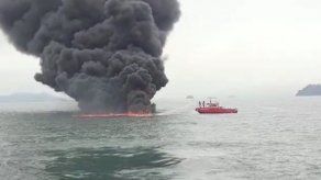 Embarcación se incendia cerca del rompeolas de Isla Flamenco