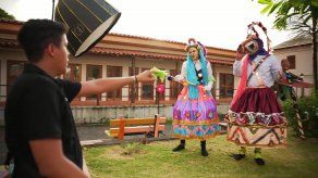 Fernando Cerrud orienta a los modelos en el 5to reto de Foto Challenge.