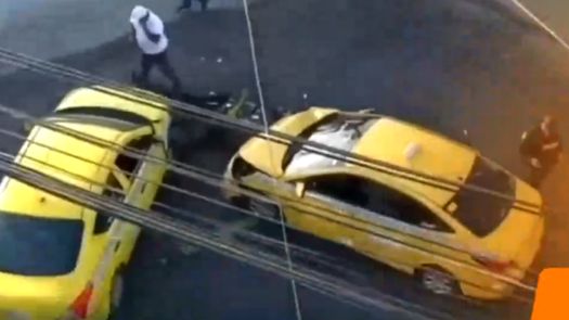 Doble colisión de taxis en la vía principal de Paraíso.