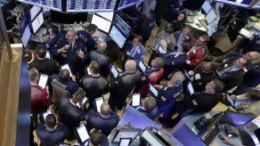 Suben acciones en Wall Street impulsadas por el sector salud