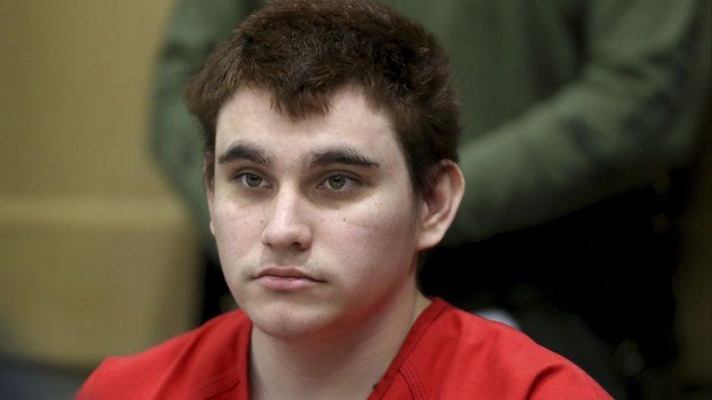 Sospechoso de tiroteo en Florida ataca a agente de prisión