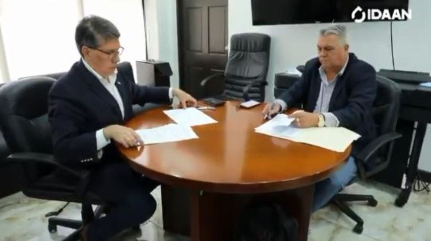 Firma del Acuerdo entre el director del Idaan y el alcalde de La Chorrera.