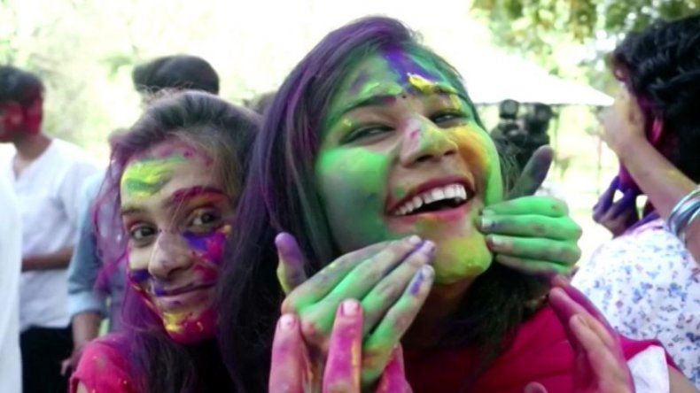 Un bombardeo de colores contra el dios Krishna en la India